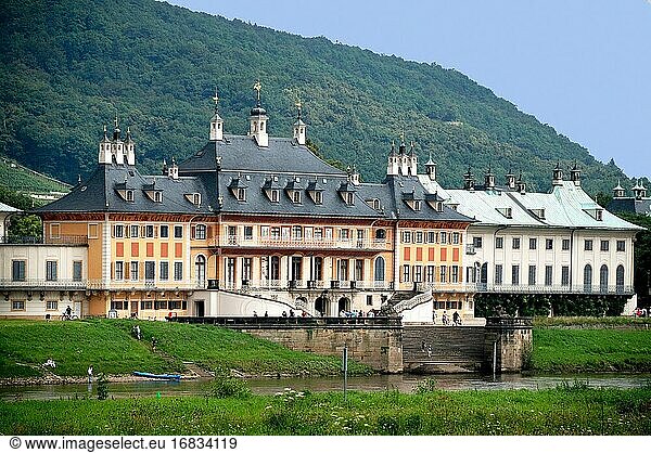 Schloss Pillnitz mit Blick auf das Elbufer des Wasserpalais in Dresden auf der Uferseite - Deutschland...