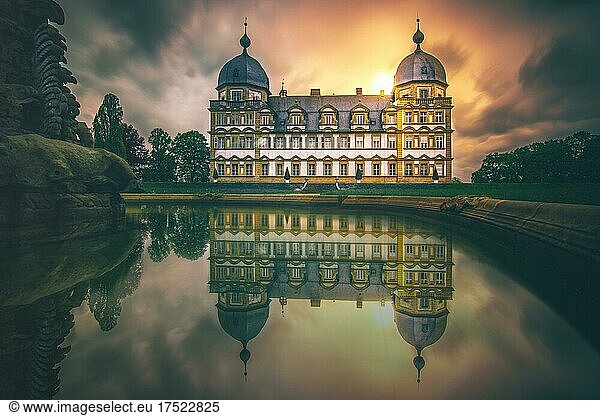 Schloss Seehof bei Bamberg  blick und Spiegelung über einen Brunnen  Marburg  Deutschland  Europa