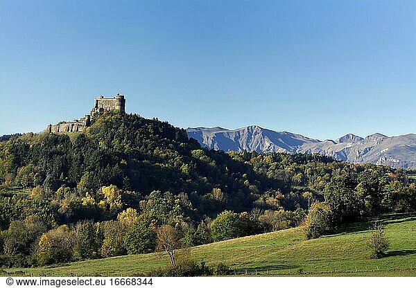 Schloss von Murol im Herbst  Naturpark der Vulkane der Auvergne  Departement Puy-de-Dome  Auvergne-Rhone-Alpes  Frankreich  Europa