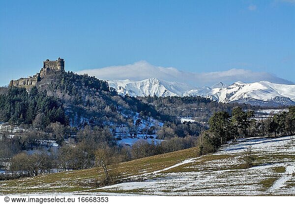 Schloss von Murol im Winter  Naturpark der Vulkane der Auvergne  Departement Puy-de-Dome  Auvergne-Rhone-Alpes  Frankreich  Europa