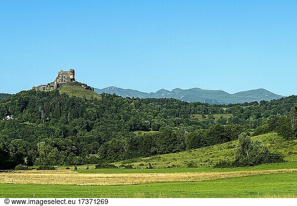 Schloss von Murol und Blick auf das Sancy-Massiv im Naturpark der Vulkane der Auvergne  Departement Puy de Dome  Auvergne-Rhone-Alpes  Frankreich  Europa