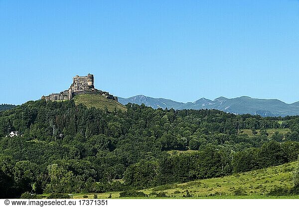 Schloss von Murol und Blick auf das Sancy-Massiv im Naturpark der Vulkane der Auvergne  Departement Puy de Dome  Auvergne-Rhone-Alpes  Frankreich  Europa