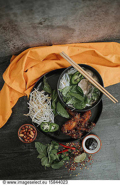 Schmackhafte Schüssel vietnamesische Pho-Suppe mit Zutaten