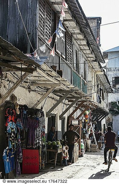 Schmale Gasse mit Häusern mit Balkonen  kleine Läden  Menschen als Beiwerk  Stone Town  UNESCO Weltkulturerbe  Unguja  Sansibar  Tansania  Afrika