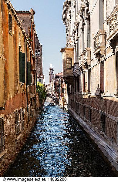 Schmaler Kanal  Palastgebäude im Renaissance-Architekturstil  Fußgängerbrücke und Glockenturm im Hintergrund  Dorsoduro-Viertel  Venedig  Venetien  Italien