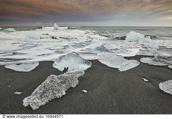 Schmelzendes Gletschereis  herausgeschnitten aus der Vatnajokull-Eiskappe  am Strand von Jokulsarlon  an der Südküste Islands  Polarregionen