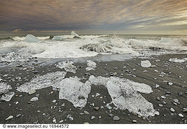 Schmelzendes Gletschereis  herausgeschnitten aus der Vatnajokull-Eiskappe  am Strand von Jokulsarlon  an der Südküste Islands  Polarregionen