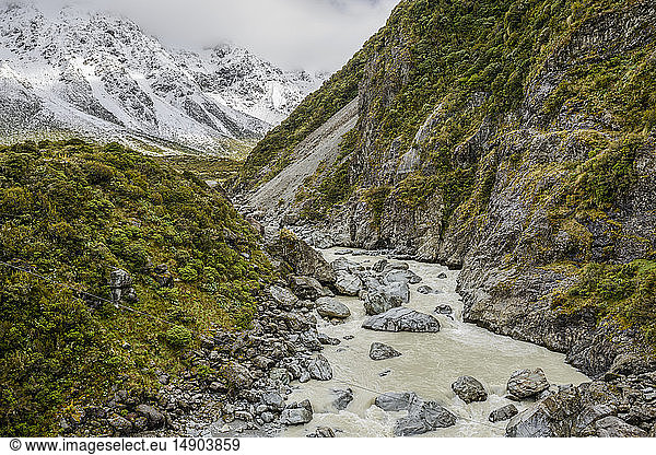 Schmutziger Bergfluss entlang des Hooker Valley Track  Mount Cook National Park; Südinsel  Neuseeland