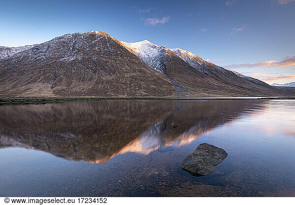 Schneebedeckte Berge der Highlands spiegeln sich im ruhigen Wasser des Loch Etive im Winter  Highlands  Schottland  Vereinigtes Königreich  Europa