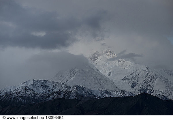 Schneebedeckte Berge im Denali-Nationalpark und -Schutzgebiet