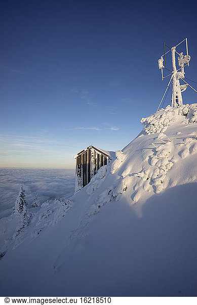 Schneebedeckte Berghütte in der Abenddämmerung