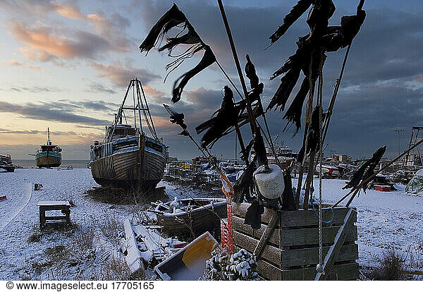 Schneebedeckte Fischerboote und Netze  Altstadt; Hastings  East Sussex  England