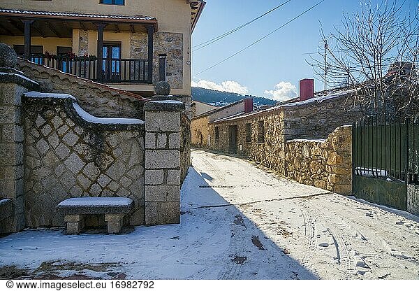 Schneebedeckte Straße. El Cuadron  Provinz Madrid  Spanien.