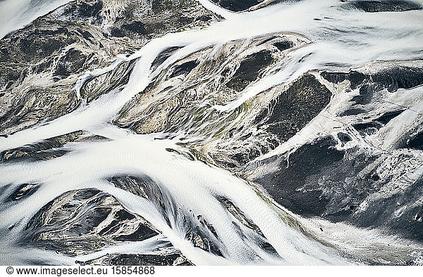 Schneebedeckte Wasserläufe bedecken bergiges Land