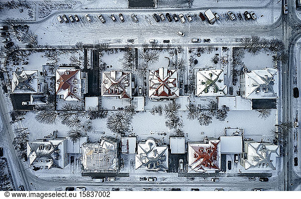 Schneebedeckte Wohnhäuser im Stadtviertel