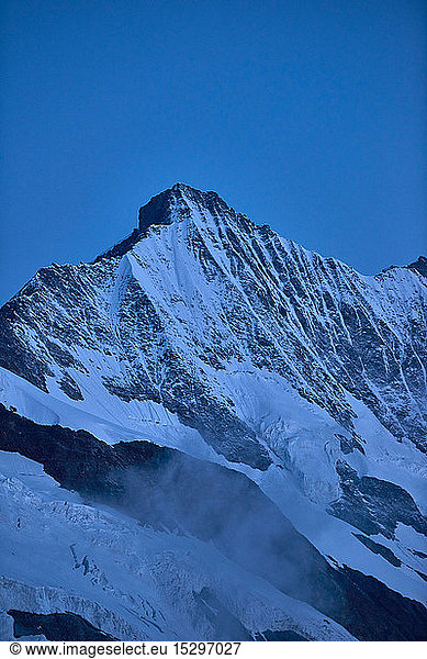 Schneebedeckter Gebirgskamm  Saas-Fee  Wallis  Schweiz
