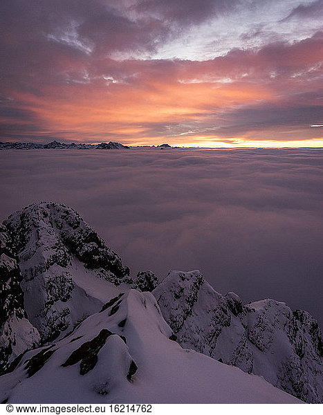 Schneebedeckter Gipfel des Aggensteins bei stimmungsvollem Sonnenuntergang