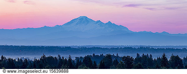 Schneebedeckter Mount Baker bei Sonnenuntergang  von British Columbia aus gesehen; British Columbia  Kanada