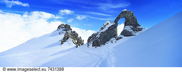 Schneebedeckter zerklüfteter Berg