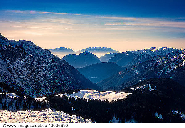 Schneebedecktes Naturschutzgebiet  Madonna di Campiglio  Trentino-Südtirol  Italien