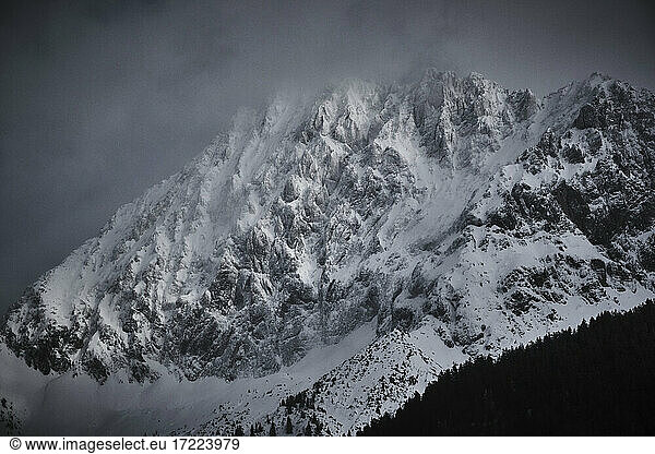 Schneebedecktes Tal im Karwendelgebirge
