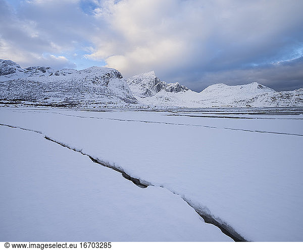 Schneebedecktes Wattenmeer bei Ebbe im Flakstadpollen  Flakstadøy  Lofoten Inseln  Norwegen