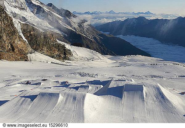 Schneelandschaft am Fusse der Bergkette  Saas-Fee  Wallis  Schweiz