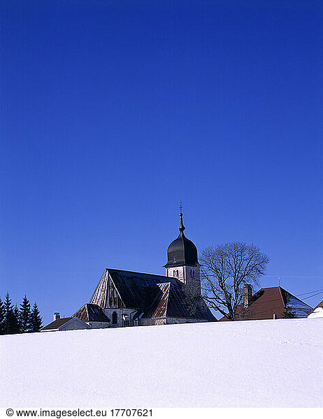 Schneelandschaft mit Kirche  Chapelle des Bois. Jura Gebirge. Franche Comt