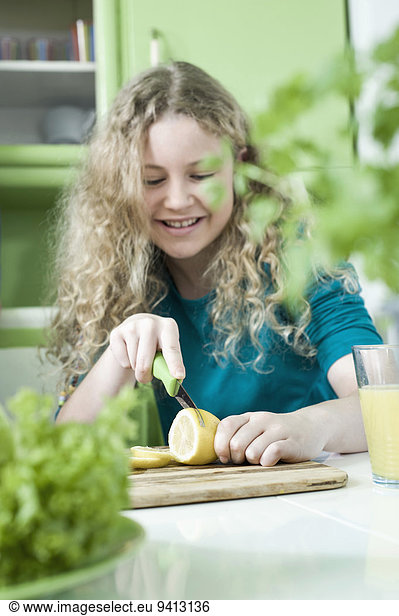 schneiden Küche Zitrusfrucht Zitrone Mädchen
