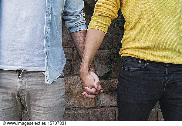 Schnittansicht eines schwulen Paares Hand in Hand