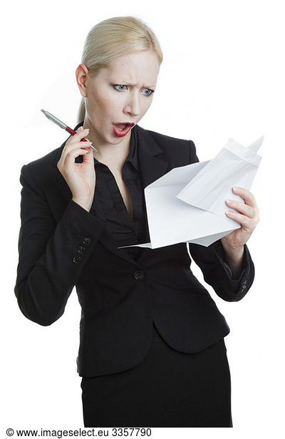Schockierte Geschäftsfrau liest Brief