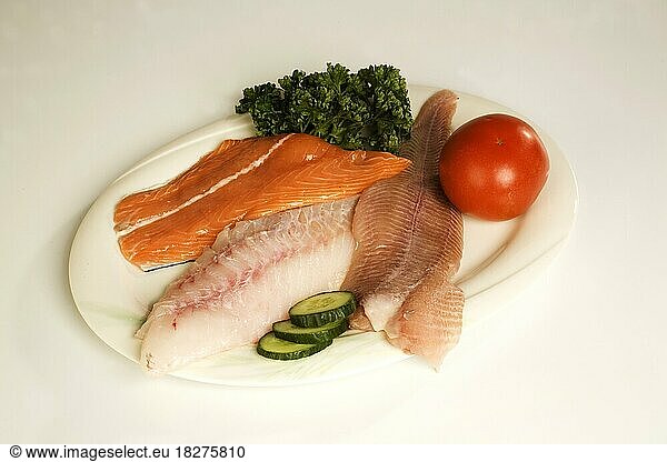 Scholle  Gurkenscheiben  Rotbarsch  Lachs  Tomate  Wels  Knoblauch  Petersilie  Fischteller  frisch  Gemüse  Ernährung  Food Ernährung