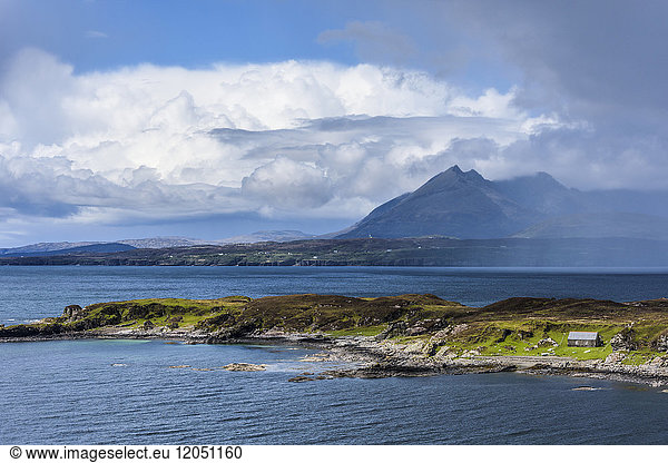 Schottische Küste mit dramatischen Wolkenformationen auf der Isle of Skye in Schottland  Vereinigtes Königreich