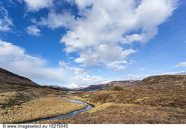 Schottisches Hochland  Blick auf See und Fluss
