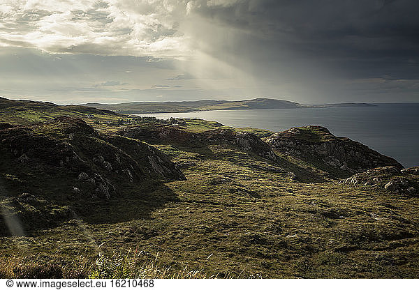 Schottland  Blick auf die Highlands bei Applecross mit schweren Wolken