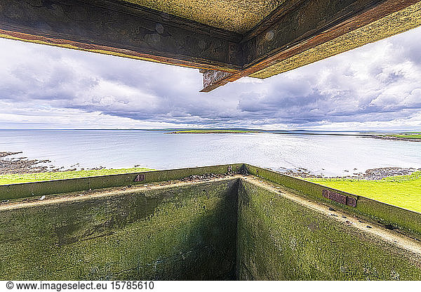 Schottland  Orkney-Inseln  Blick vom militärischen Aussichtspunkt aus dem Zweiten Weltkrieg über den Kirk-Sund
