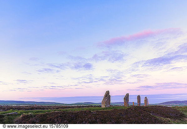 Schottland  Orkney-Inseln  Festland  Ring of Brodgar  Neolithische Henge und Steinkreis bei Sonnenuntergang