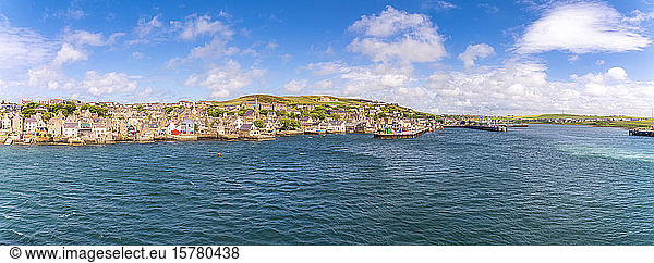 Schottland  Orkney-Inseln  Festland  Stromness  Blick auf Meer und Stadt