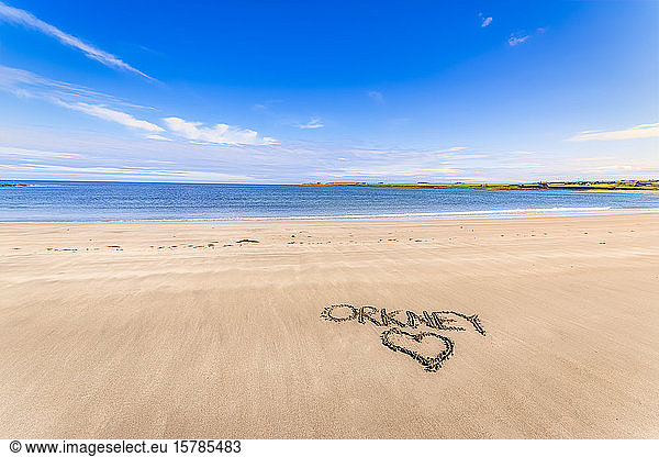 Schottland  Orkney-Inseln  South Ronaldsay  Leerer Strand mit Herz auf Sand gezeichnet