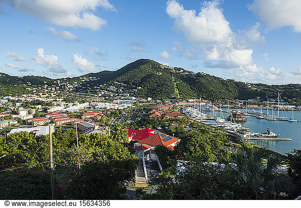 Schrägansicht von im Hafen vertäuten Booten gegen den Himmel bei Charlotte Amalie  US Virgin Islands