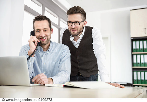 Schreibtisch Kollege Telefon Verabredung Business