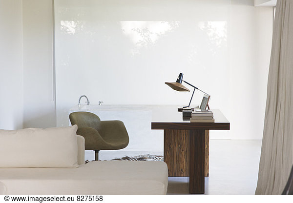 Schreibtisch und Badewanne im modernen Zuhause