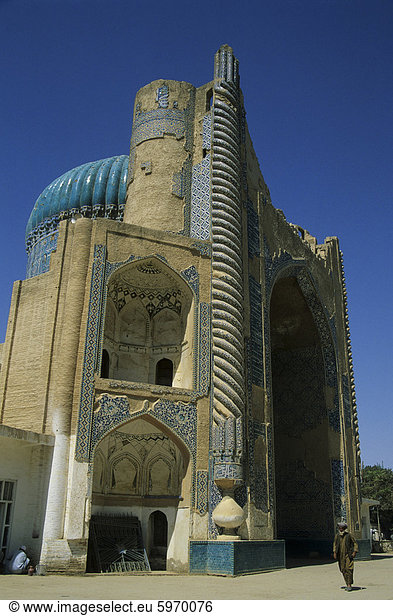 Schrein des Theologen Khwaja Abu Nasr Parsa  gebaut im Stil der späten Timuriden im 15. Jahrhundert  die Kuppel wurde in den 1990er Jahren ein Erdbeben beschädigt und ist seitdem repariert worden  Balkh (Mutter der Städte)  Afghanistan  Asien