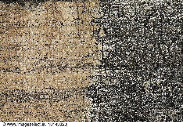Schrift auf einem Grabmal in der nördlichen Nekropole von Hierapolis  Denizli  Türkei  Asien