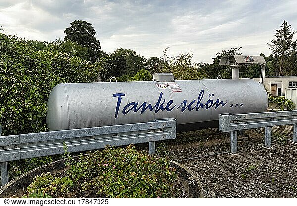 Schriftzug  absurder Slogan Tanke schön auf einem Gastank  Werbung für Flüssiggas an einer Tankstelle  fossiler Brennstoff  Rohstoff-Knappheit  Ukrainekonflikt  steigende Preise  Krise  Höxter  Nordrhein-Westfalen  Deutschland  Europa