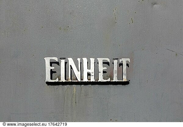 Schriftzug Einheit aus Metall auf einer Metallfläche  Energiefabrik Knappenrode  Hoyerswerda  Sachsen  Deutschland  Europa
