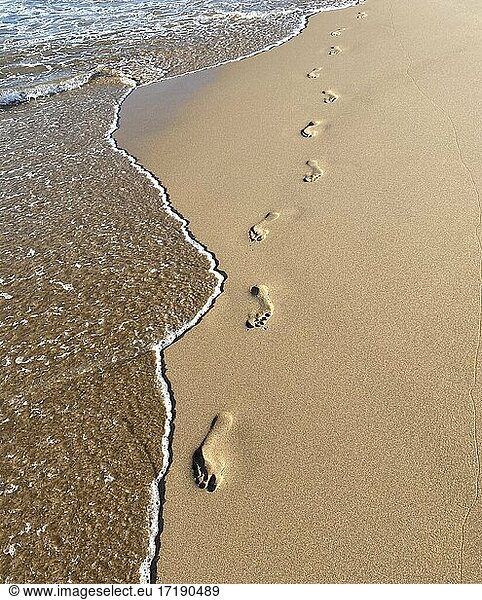 Schritte im Sand an der Atlantikküste