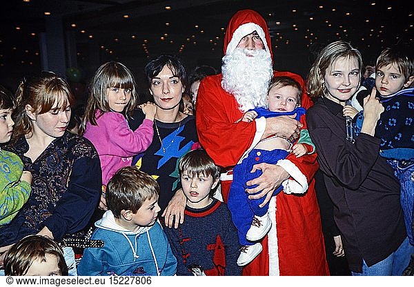 Schubert  Katharina  * 26.11.1963  German actress  half length  with Nadine Neumann  Irene Clarin  at Santa Claus event of the 'First Munich Ladies Club' for children from Bosnia and Herzegovina  Hotel Sheraton  Munich  30.11.1992