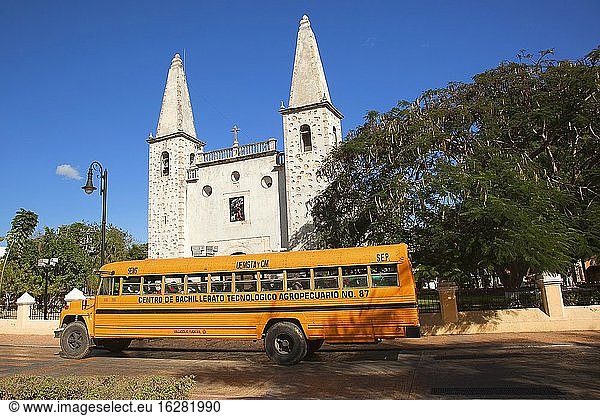 Schulbus vor der Kirche Iglesia San Juan im historischen Zentrum  Valladolid  Bundesstaat Yucatan  Mexiko  Mittelamerika.