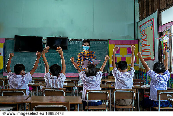 Schulkinder tragen Schutzmasken zum Schutz gegen Covid-19